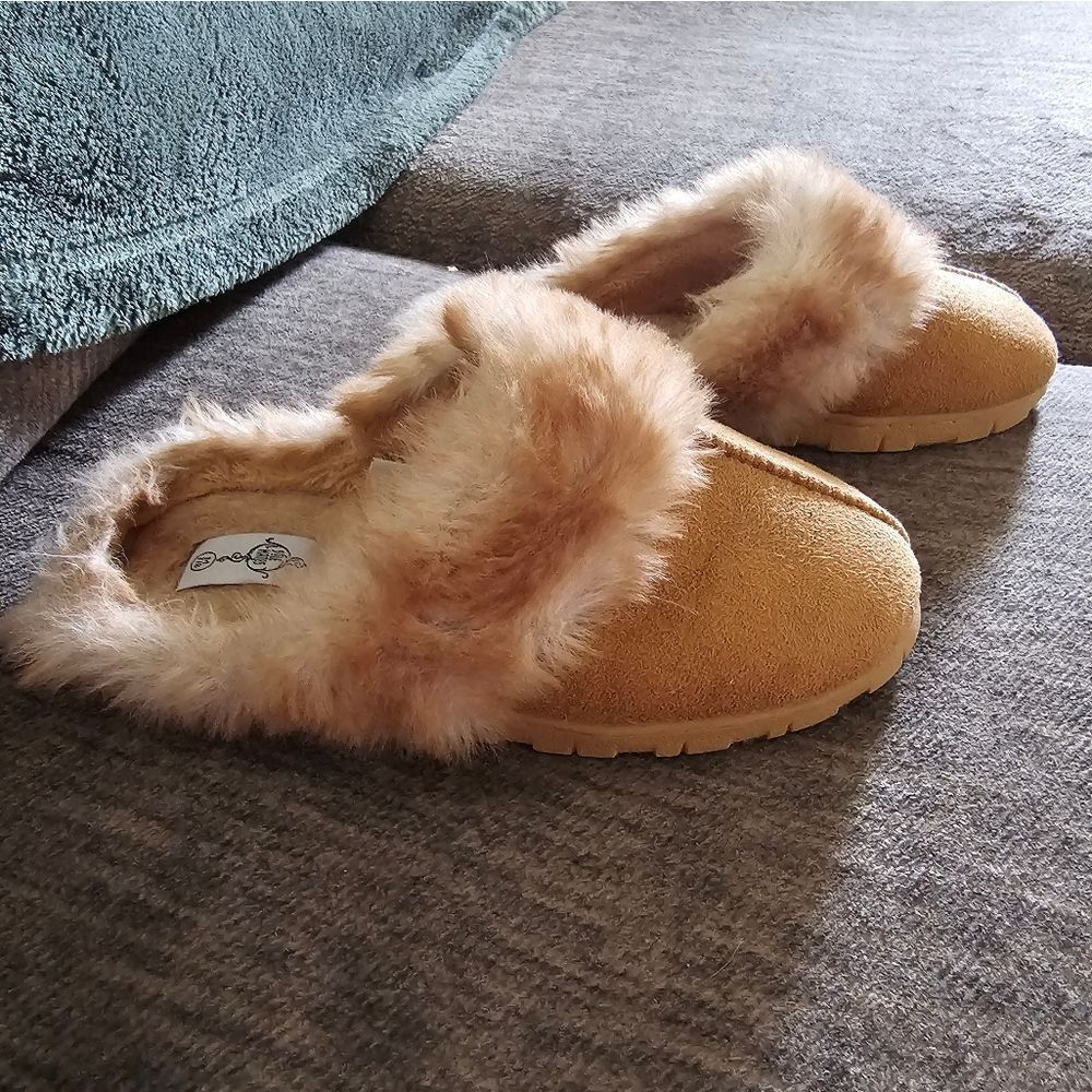 Cute and comfy ladies slippers size 7/8